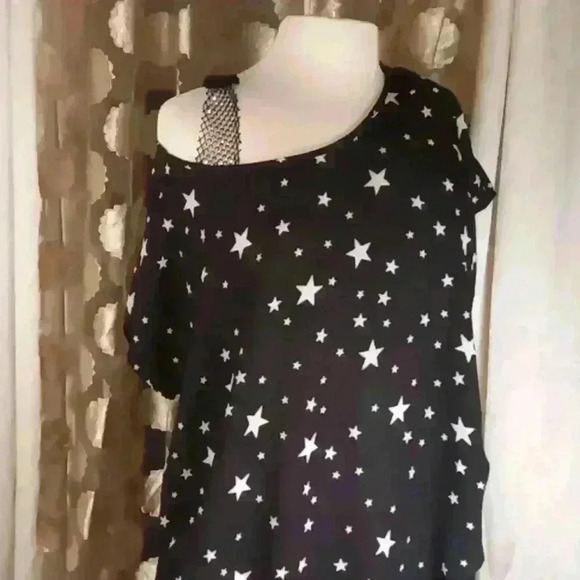 5/$25 stars sheer top ⭐ 4th of July ready 2 x but tie and it's a crop top - Picture 10 of 11